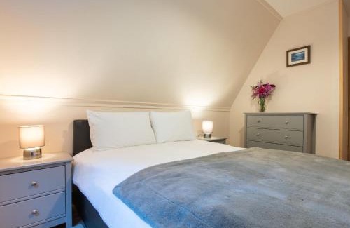 South Laggan Ski Chalet | Oceanfront Retreat at Chalet Loch Lochy for Family Getaways