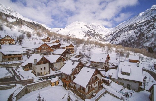 Vaujany Ski Chalet | Comfortable Chalet with Ocean Views & Cozy Fire Experience