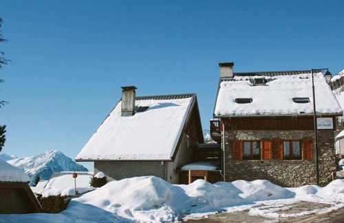 Vaujany Ski Chalet | Comfortable Chalet with Ocean Views & Cozy Fire Experience