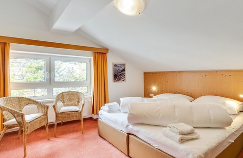 Sankt Anton am Arlberg Cottage | Relaxing Chalet Martin Room 5 with Spa Amenities