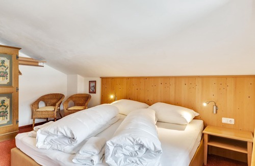 Sankt Anton am Arlberg Cottage | Family-Friendly Chalet Martin Room 6 with Spa Access