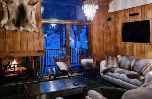 Le Cret Ski Chalet | Chalet Madeleine: Perfect Retreat with Jacuzzi & Dining