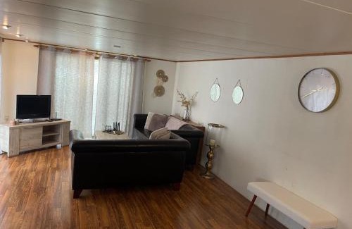 Makkum Ski Chalet | Oceanfront Retreat at Chalet Makkum V10 - Rated 8.6/10