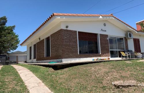 Villa Carlos Paz House | Discover Comfort at Chalet Mariam with Ocean Views