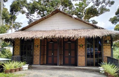 Kampung Kuala Kenas Hotel | Scenic Chalet Maspine D' Rumah Bonda with Pool Access