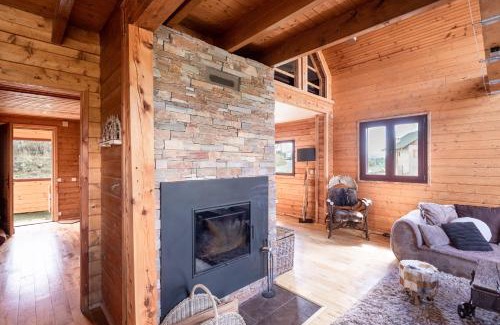 Peone Ski Chalet | Experience Chalet Massada with Pool, Jacuzzi & Ski Views
