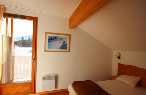 Saint-Etienne-en-Devoluy Ski Chalet | Cozy 3-Bedroom Chalet with Terrace in Superdevoluy