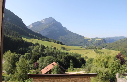 Rencurel Ski Chalet | Inviting Chalet Montagne Neuf with Hot Tub & Ocean View