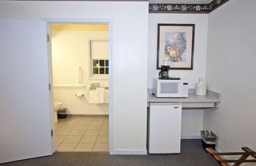 Mequon Hotel | Cozy Retreat at Chalet Motel Mequon with Spa & Breakfast