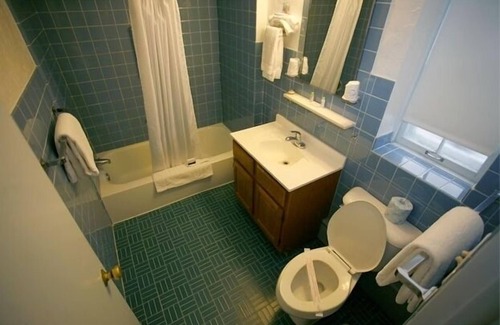Mequon Hotel | Cozy Retreat at Chalet Motel Mequon with Spa & Breakfast