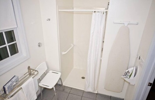 Mequon Hotel | Cozy Retreat at Chalet Motel Mequon with Spa & Breakfast