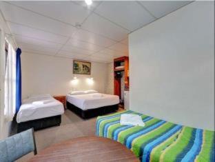 Bundaberg West Hotel | Pet-Friendly Chalet Motor Inn with Oceanfront Pool Access