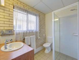 Bundaberg West Hotel | Pet-Friendly Chalet Motor Inn with Oceanfront Pool Access