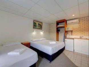 Bundaberg West Hotel | Pet-Friendly Chalet Motor Inn with Oceanfront Pool Access