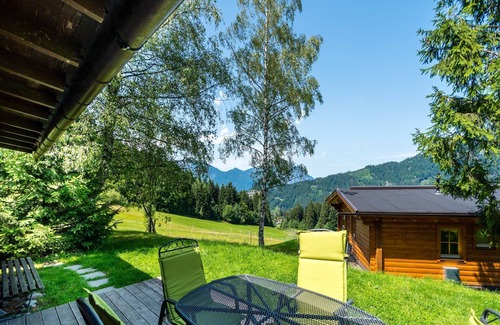 Woergl Ski Chalet | Inviting Chalet near Ski Slopes with Pet-Friendly Amenities