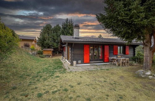 Riddes Cottage | Experience Comfort at Chalet Nicolas with Spa & Family Amenities