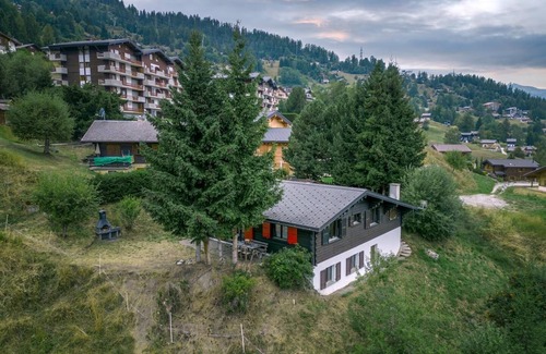 Riddes Cottage | Experience Comfort at Chalet Nicolas with Spa & Family Amenities