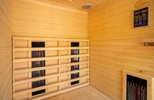 Lic Ski Chalet | Cozy Chalet Nina: Family-Friendly with Pool and Hot Tub