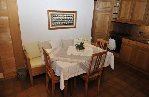 Zweisimmen Nr Gstaad Apartment | Cozy Chalet Nyati: 4-Star Comfort for Family Getaways