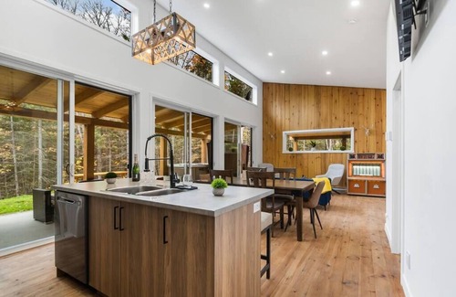 Notre-Dame-de-la-Merci House | Relaxing Escape at Chalet Oasis du Bois with Pool & Breakfast