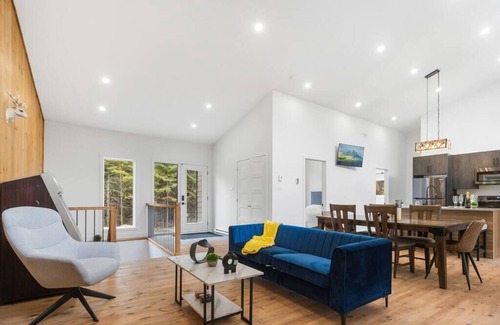 Notre-Dame-de-la-Merci House | Relaxing Escape at Chalet Oasis du Bois with Pool & Breakfast