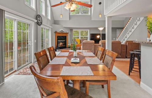 Lake Harmony Estates Ski Chalet | Bright Cabin Retreat with Deck & Fire Pit Near Lake