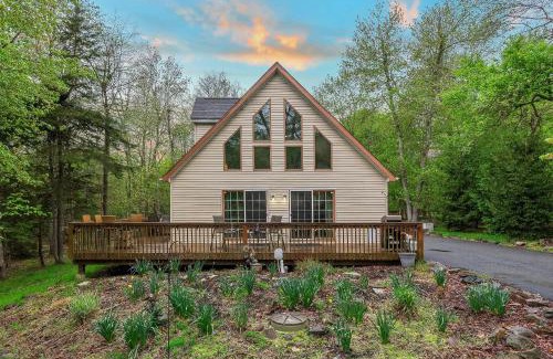 Lake Harmony Estates Ski Chalet | Bright Cabin Retreat with Deck & Fire Pit Near Lake