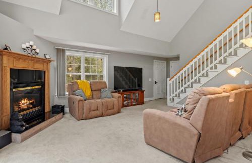 Lake Harmony Estates Ski Chalet | Bright Cabin Retreat with Deck & Fire Pit Near Lake