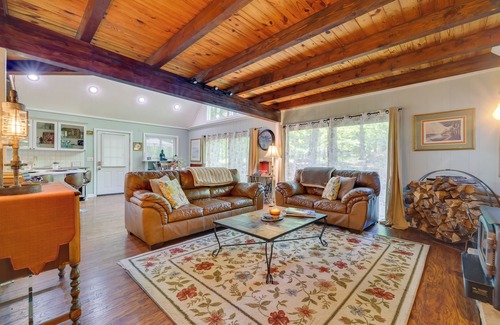 Lake Ariel Cabin | Top-Rated Chalet on the Green: Lake Ariel Escape Awaits!