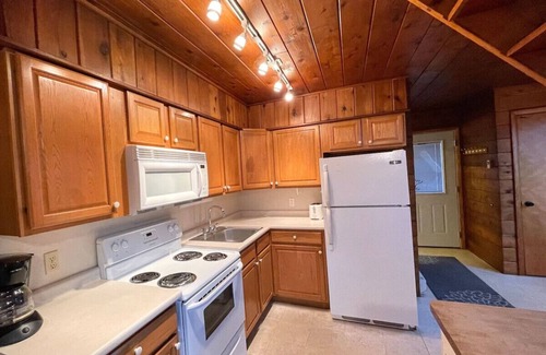 Stevensville House | Chalet on the Lake: Beach Access, Pools & Family Fun Awaits