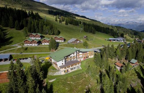 Zettersfeld Ski Resort Apartment | Cozy Apartment in Lienz with Balcony and Family Amenities
