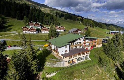 Zettersfeld Ski Resort Apartment | Cozy Apartment in Lienz with Balcony and Family Amenities