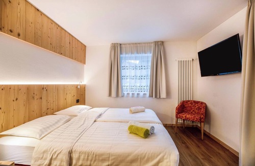 Campitello di Fassa Bed & Breakfast | Osmar Suite 1: Mountain View with Balcony & Wi-Fi Amenities