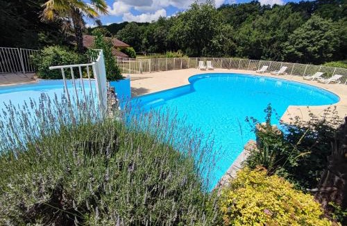 Mauroux House | Discover Le Chalet Roy: Family & Pet-Friendly Getaway