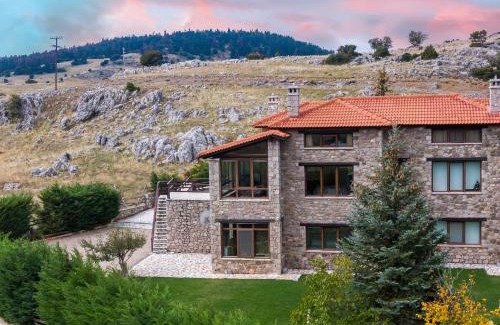 Kato Pedina Villa | Chalet Panorama -Three Level Escape in Parnassos