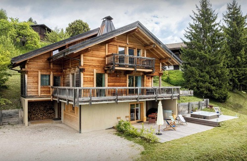 Manigod Ski Chalet | Chalet Parakima: Pet-Friendly Retreat with Hot Tub & Views