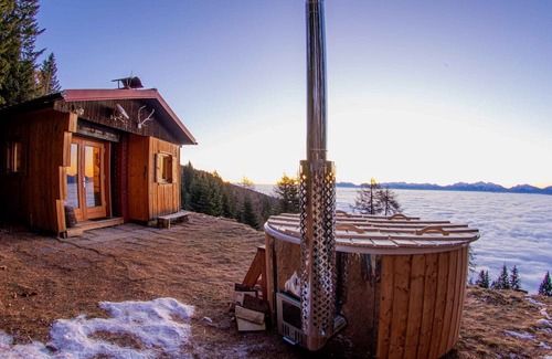 Treffen House | Experience Chalet Petit: Pet-Friendly Retreat with Ocean Views
