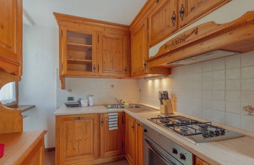 Courmayeur Apartment | Chalet Pontal 6: Skyway View with Wifi and Pet-Friendly Options