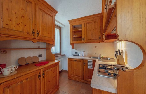 Courmayeur Apartment | Chalet Pontal 6: Skyway View with Wifi and Pet-Friendly Options