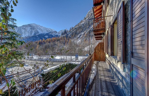 Courmayeur Apartment | Chalet Pontal 8: Family-Friendly with Wifi & Parking