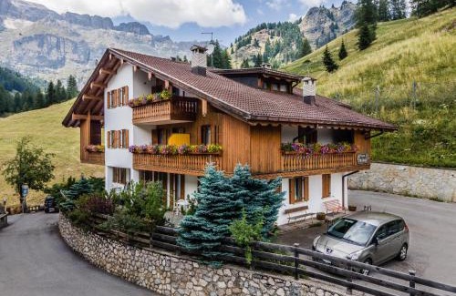 Arabba Apartment | Cozy Chalet Pradat: Family-Friendly with Breakfast Included