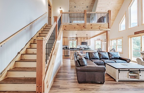 Bethel House | Chalet Quartz: Modern Retreat Near Downtown Bethel