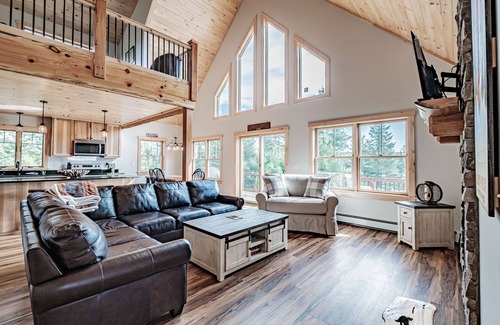 Bethel House | Chalet Quartz: Modern Retreat Near Downtown Bethel