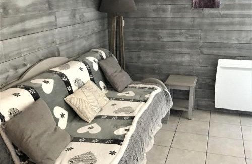 La Joue du Loup Ski Chalet | Renovated 3-Room Chalet with Pool, Sauna & Mountain Views