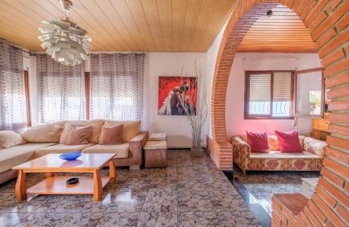 Vinaros House | Chalet Ramon: Family-Friendly Retreat with Pool & Pets Welcome