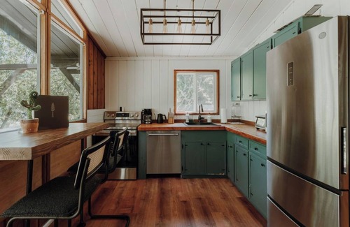 King County Cabin | Chalet Rivière 2-bedroom cabin with AC and WiFi in Gold Bar