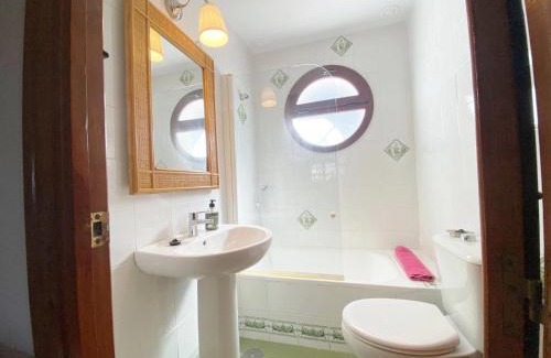 Cabo Roche House | Cozy Chalet Roche Just 300 Meters from the Beach