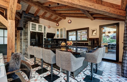 Chamonix City Centre Ski Chalet | Relaxing Chalet Rock n Roll - Jacuzzis & Sauna for 16