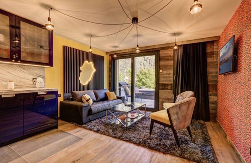 Chamonix City Centre Ski Chalet | Relaxing Chalet Rock n Roll - Jacuzzis & Sauna for 16