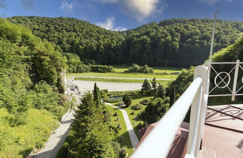 Bad Urach Ski Chalet | Chalet 'Romantik Suite Im Schloss' with Mountain View, Shared Garden and Wi-Fi